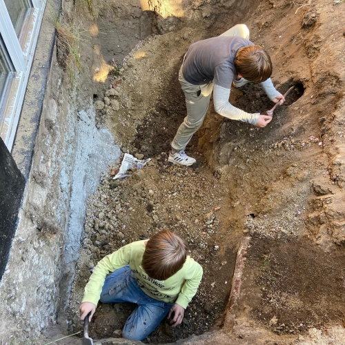 børn hjælper med kælderrenovering